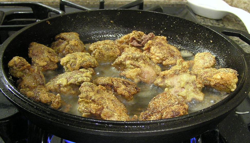 Сколько по времени жарится курица. Печень в кляре на сковороде. Куриная печень в кляре на сковороде. Куриная печень в кляре жареная на сковороде. Куриная печень в кляре.