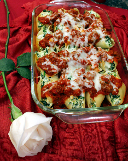 Italian Pasta Shells Stuffed with Spinach and Cheese